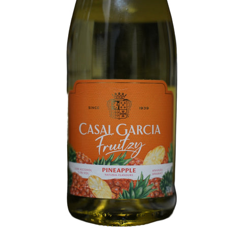 Casal Garcia Fruitzy Pineapple label close-up